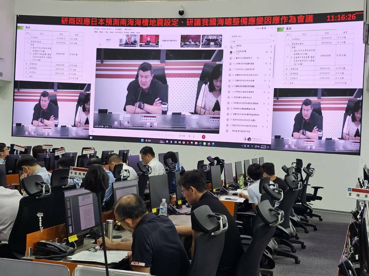 「因應日本預測南海海槽地震設定，研議我國海嘯整備應變因應作為」會議，邀集學者專家、交通部中央氣象署、國家災害防救科技中心、衛生福利部、農業部漁業署、交通部航港局參與討論，並與20個臨海縣市政府進行視訊。 圖：內政部提供