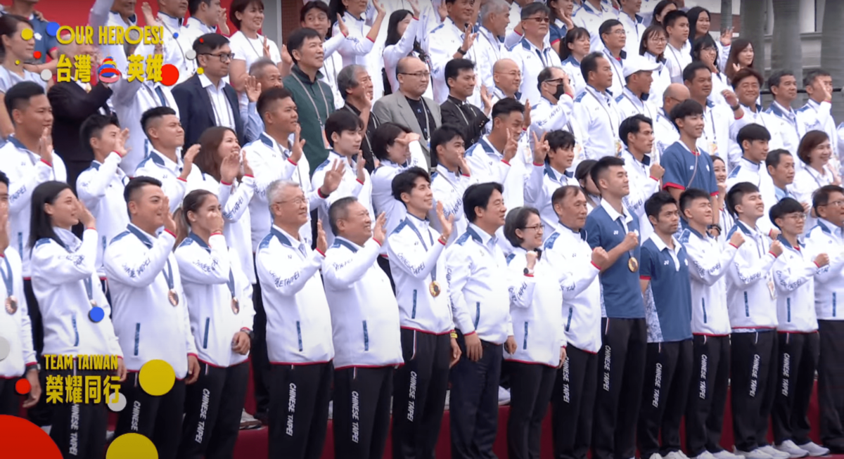 總統賴清德與副總統蕭美琴與我國奧運代表團合照。 圖：翻攝自賴清德YT
