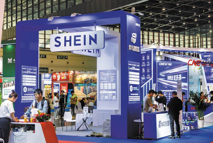 法國立法機構近期通過最新法律條文，決定針對 Shein 、 Temu 等中國「超快時尚」公司產品徵收罰款，在保護本土時尚零售商的同時，遏制中國廉價服飾對環境可能造成的影響，法國也因此成為歐洲首個立法針對「超快時尚」的國家。 圖：翻攝自 @GBA_Watch X 帳號