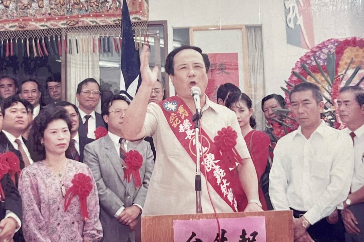 陳義秋(中)民國78年獲國民黨提名參選高雄縣長敗北。 圖：家屬提供