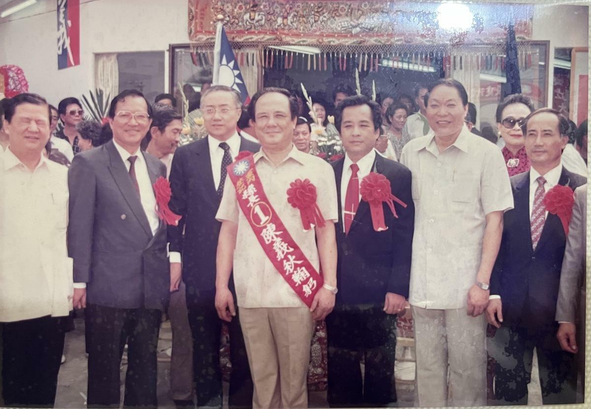陳義秋(中)選高雄縣長時，關中(左三)及王金平(右一)均來站台。 圖：家屬提供