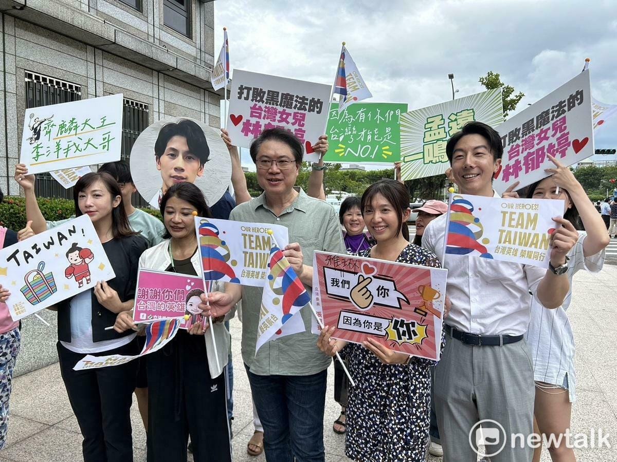 民進黨秘書長林右昌率領黨公職出席遊行，給予台灣英雄打氣。 圖：黃宣尹攝