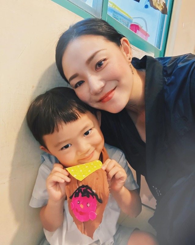 女星歐陽靖2022年與日本丈夫和平離婚後，獨自撫養4歲兒子「新醬」。 圖：翻攝自GinOy 歐陽靖臉書