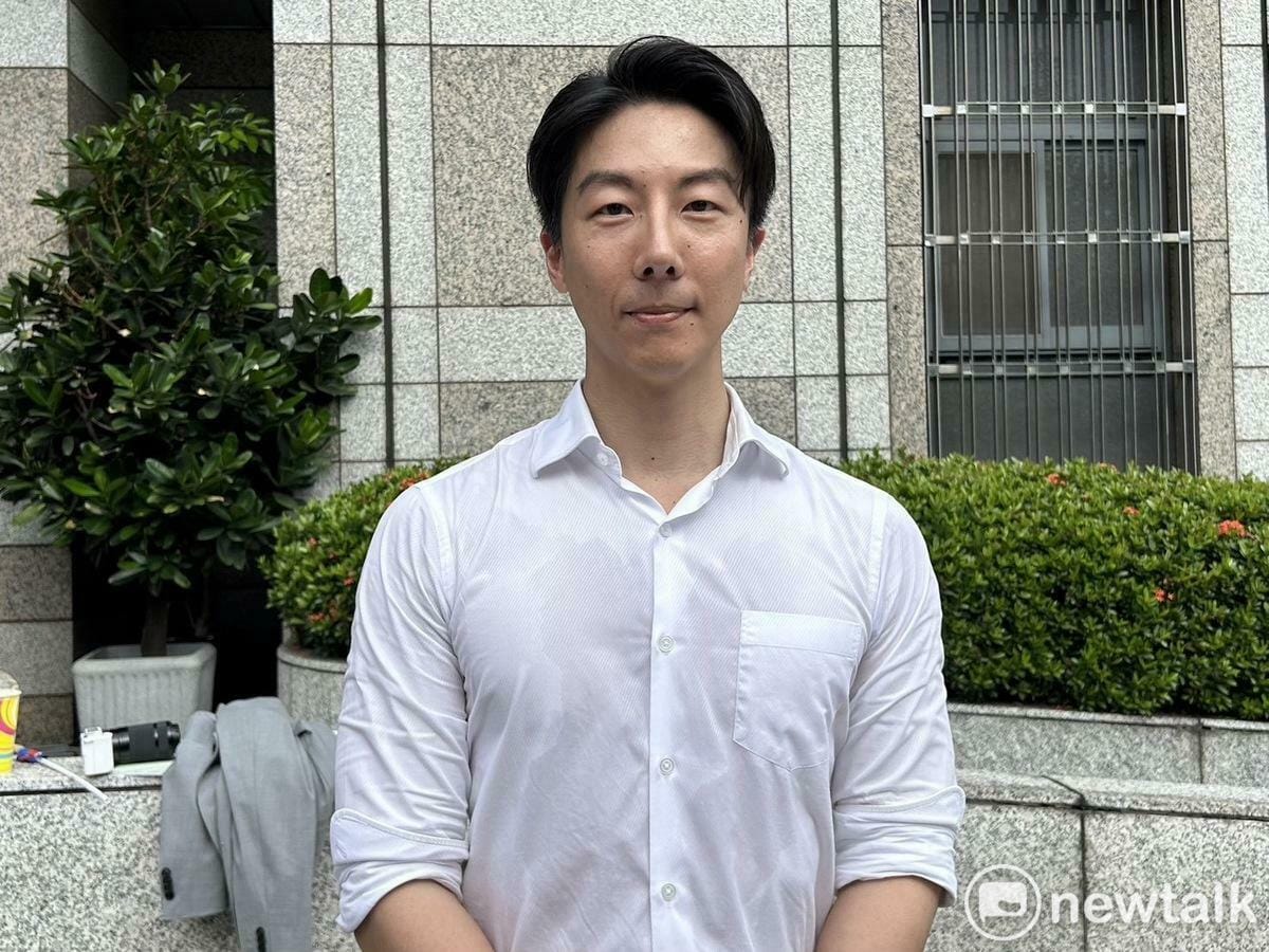 民進黨發言人吳崢受訪談到罷免謝國樑案宣告成立。 圖：黃宣尹/攝
