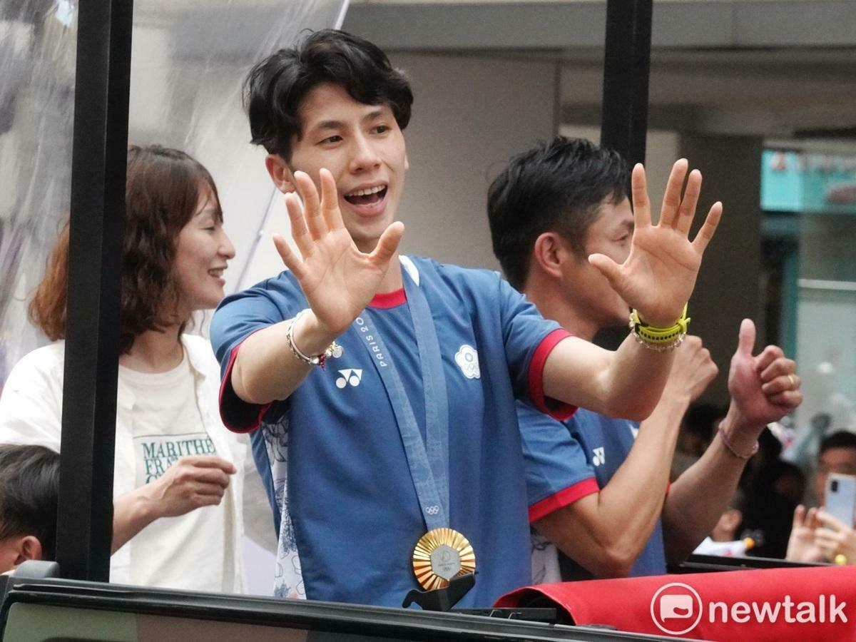 巴黎奧運拳擊金牌選手林郁婷站在吉普車上向民眾揮手致意。 圖：張良一/攝