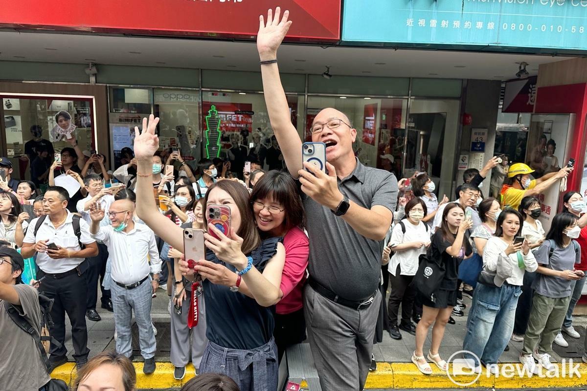 熱情的民眾在英雄谷上夾道歡迎巴黎奧運選手。 圖：張良一/攝
