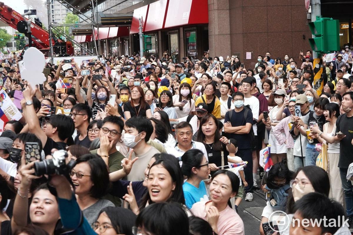 熱情的民眾擠滿英雄谷兩側夾道歡迎巴黎奧運選手。 圖：張良一/攝