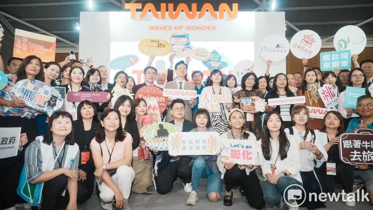 新加坡年度最大的秋季旅展NATAS Holidays隆重開幕，台南市政府率領由旅宿、休閒農業等業者所組成的台南隊，赴新加坡推廣台南的觀光魅力。台南展桌以「台南400」為主題，展示了豐富的旅遊資訊、台南美食及農特產品，並準備了台南果乾、蝦餅等作為贈品，積極展現台南爭取新加坡旅客的決心。 圖：台南市政府提供