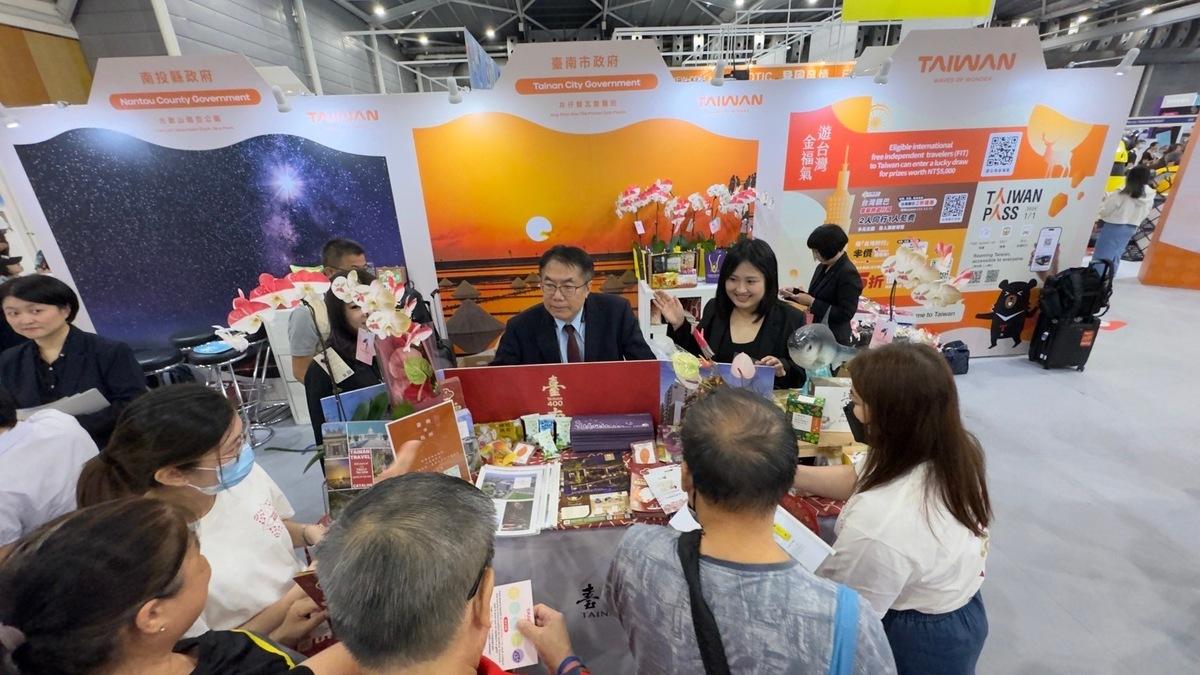 台南市長黃偉哲在旅展會場向新加坡民眾強力推銷台南觀光，吸引大批民眾圍觀。 圖：台南市政府提供