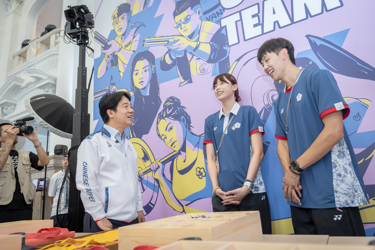 總統賴清德接見奧運台灣隊，並與跆拳道選手羅嘉翎、跨欄選手彭名揚共同製作特色手提袋。 圖：總統府/提供