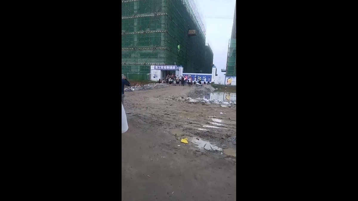 有在汕頭工業區工作的農民工不滿工廠積欠薪水，前往工業區門口抗議。 圖：擷取自 @fang_danie121 X 分享影片