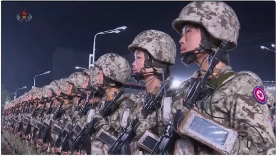 專家分析認為，如果俄羅斯現在要求北韓出兵協防庫爾斯克，不但可能面子「掛不住」，還可能讓北約也跟著出兵，導致被北約圍毆的後果。圖為北韓的女兵部隊。 圖：翻攝自 鼎盛軍事