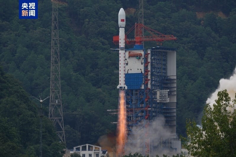 中國四川西昌衛星發射中心16日發射低軌星座系統新技術試驗衛星升空。國防部證實，運載火箭飛行路徑經台灣防空識別區西南朝西太平洋方向飛行，高度位於大氣層外。 圖：翻攝央視新聞(資料照片)