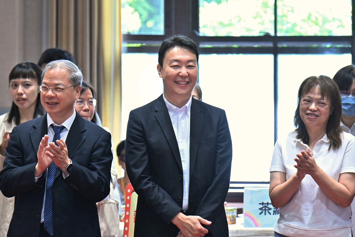 行政院發言人陳世凱上任以來，屢次站上火線說明政府政策，也時常在社群分享自身生活。 圖：翻攝自陳世凱臉書