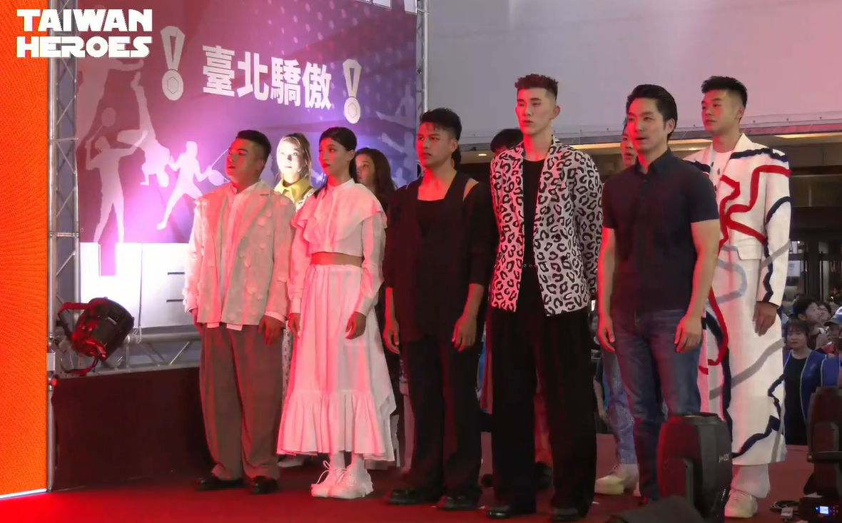 台北市長蔣萬安拉奧運國手唱國歌，場面尷尬，引發論戰。 圖：翻攝自蔣萬安臉書