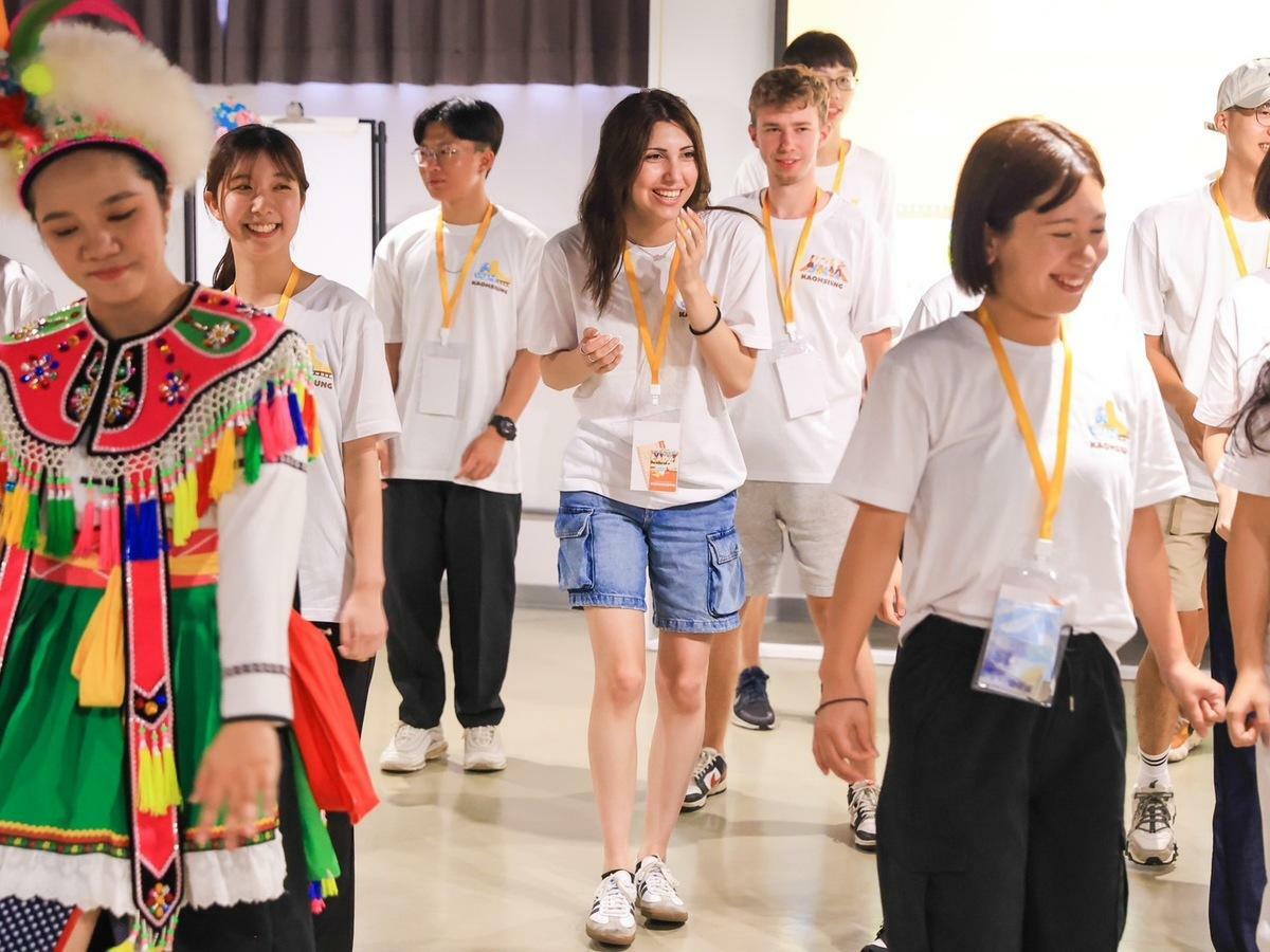 國際學生現場一起共跳原住民舞。 圖：高雄市行國處/提供