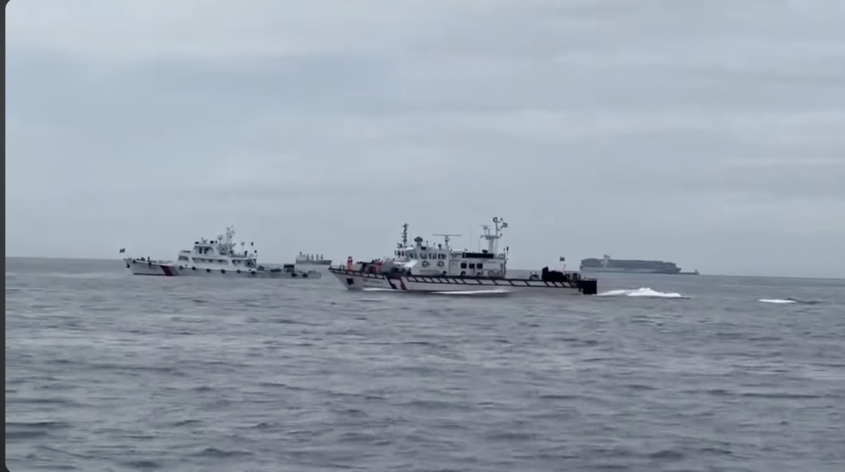 兩岸海巡艇在海面上搜尋。 圖：海巡署提供