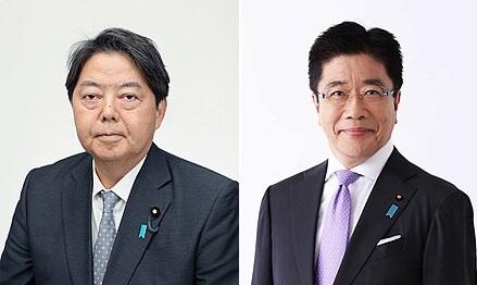 日本首相岸田文雄表態不參加新任自民黨總裁選舉，包含前內閣官房長官加藤勝信(右)、現任內閣官房長官林芳正(左)在內都表態參選黨總裁。 圖：翻攝自 微基百科