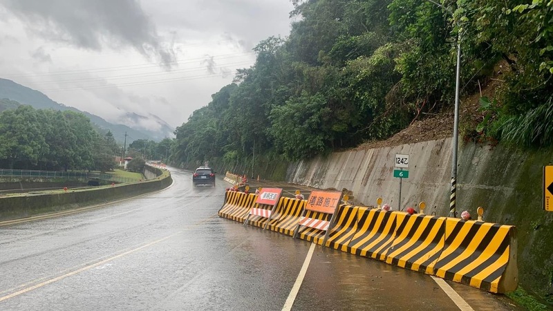 苗栗縣道124乙線6公里處受近日地震及雨勢影響，邊坡土石崩落，17日起暫時封閉內側車道，現場也擺放紐澤西護欄進行交維。 圖：中央社/苗栗縣政府工務處提供