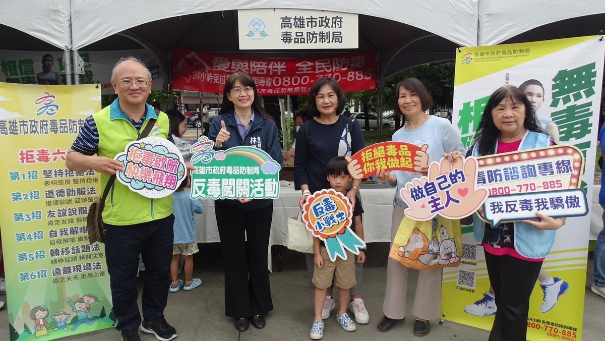 高雄市政府毒品防制局與岡山社福公益團體合辦義賣活動。 圖：高雄市毒防局提供
