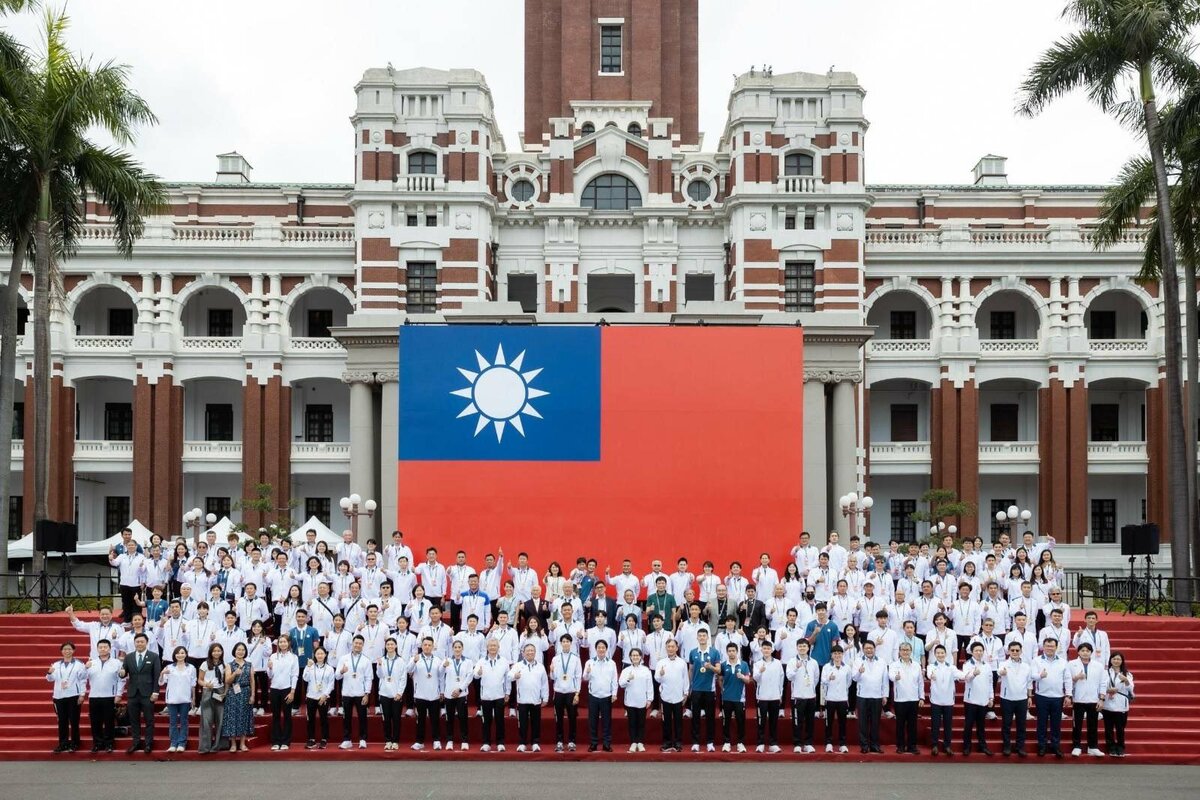總統賴清德昨天在總統府內舉辦「台灣英雄榮耀同行」派對，台灣隊選手在總統府外大合影。 圖：翻攝自賴清德Ｘ