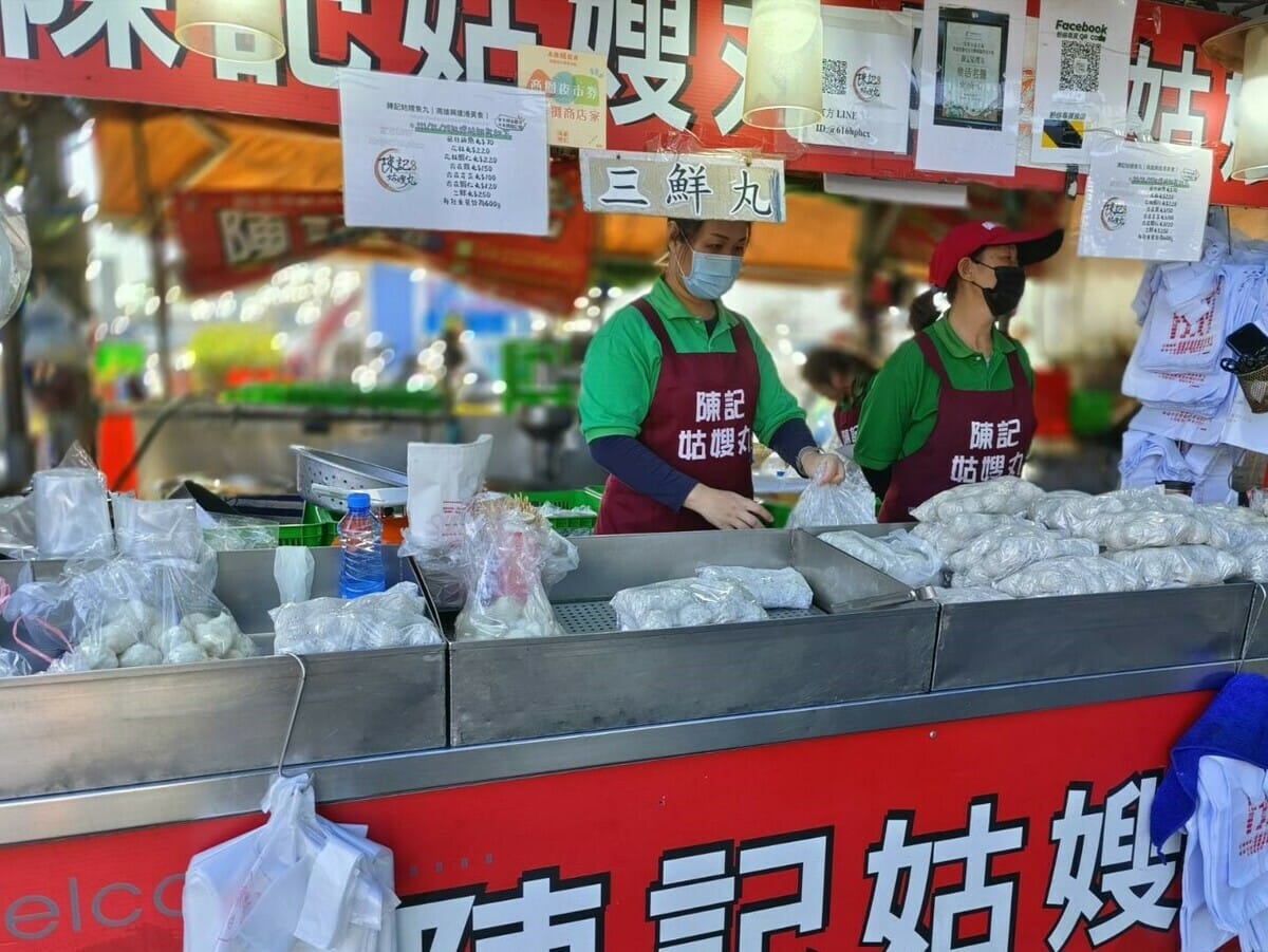 興達港觀光魚市朝聖名店手工現做的「陳記姑嫂魚丸」。 圖：興達港觀光漁市/提供