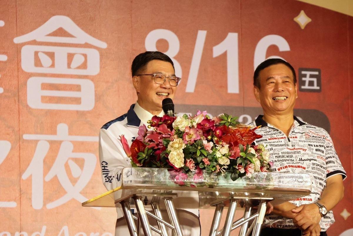 行政院長卓榮泰17日晚間赴內湖出席「內科嘉年華會戲曲．特技之夜」活動。 圖：行政院提供