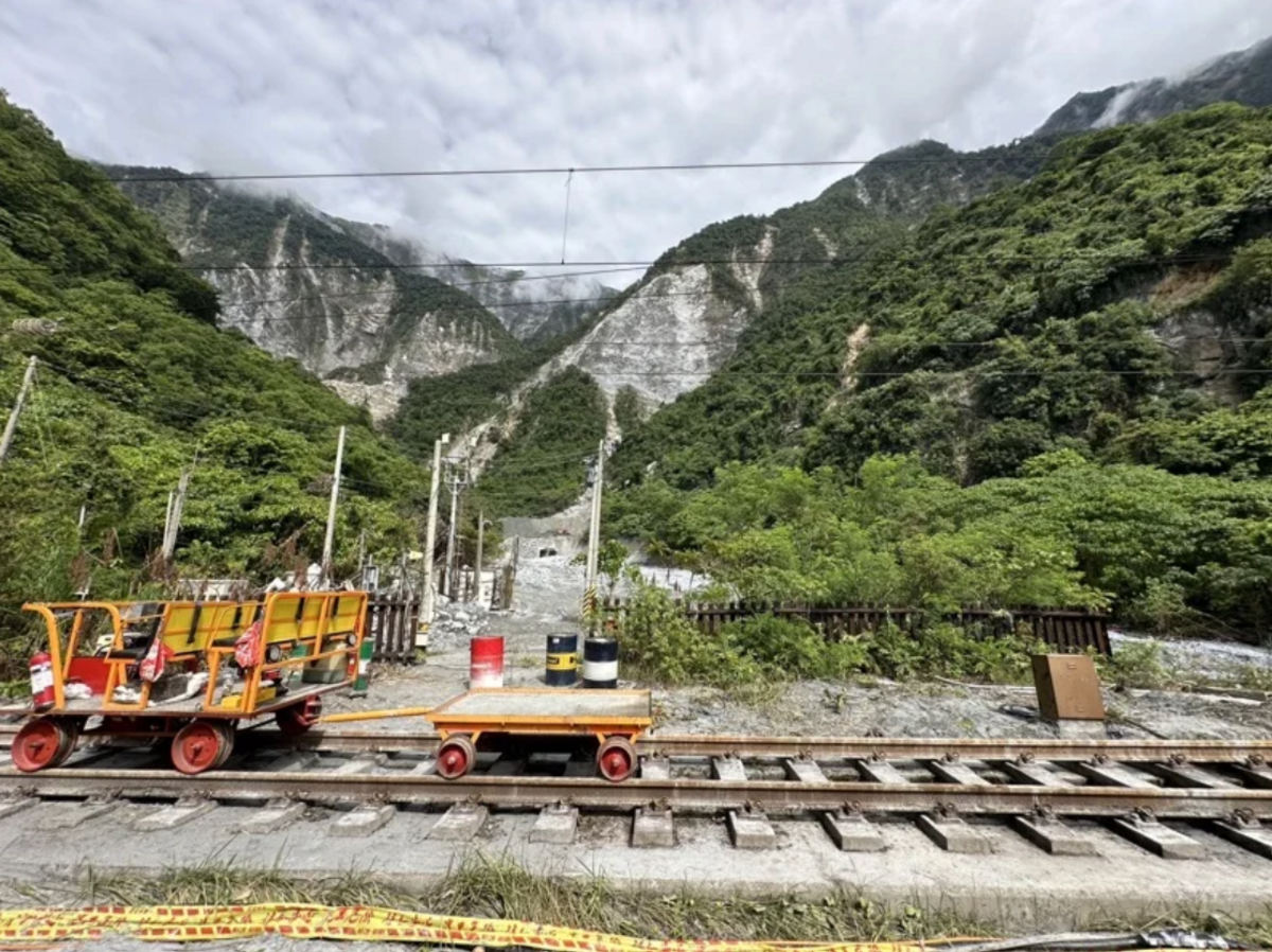 凱米颱風重創台鐵東部幹線，小清水溪橋西正線被土石流沖毀。 圖：台鐵公司／提供