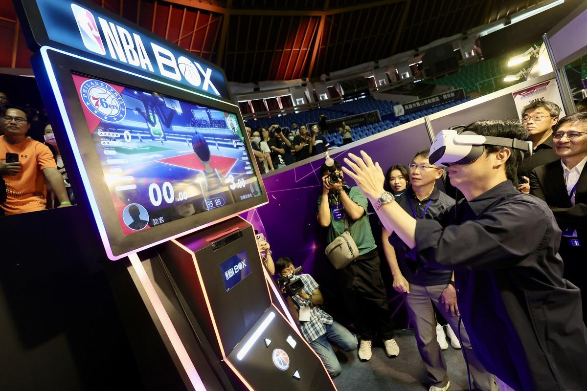 陳其邁戴VR眼鏡體驗NBA BOX籃球機台。 圖：高雄市政府/提供