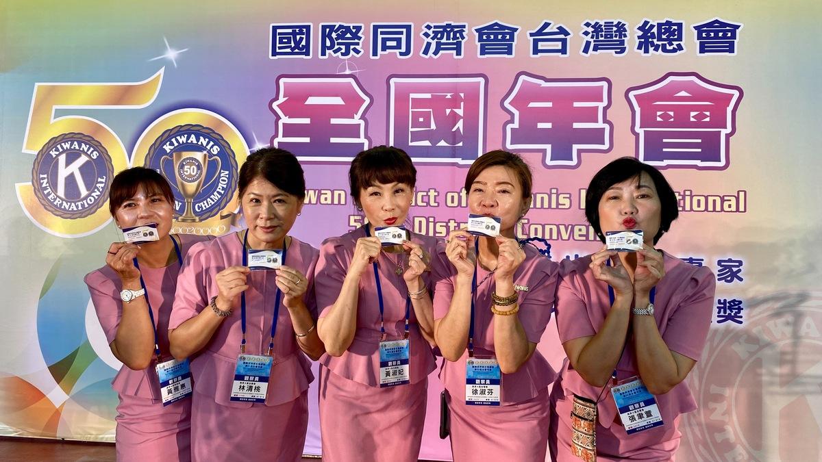 高市府經發局致贈與會貴賓一卡通紀念卡。 圖：高雄市經發局/提供