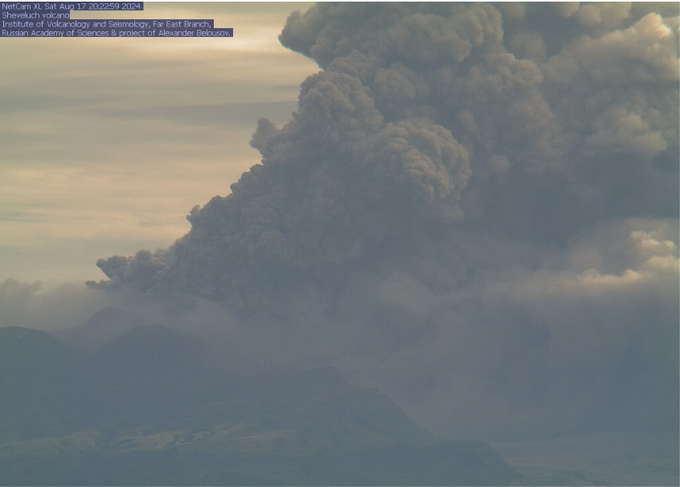 堪察加半島的希韋盧奇火山向空中噴發高達 5 英里的火山灰，同時還湧出大量熔岩。 圖：翻攝自愚蠢的精衛 X 帳號