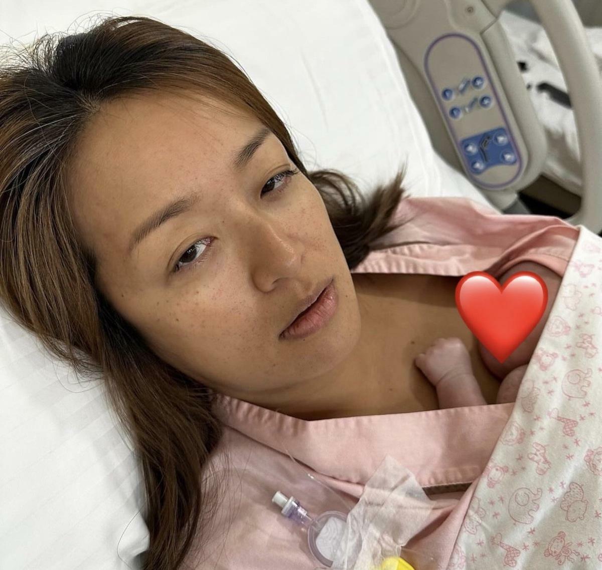 《百靈果》凱莉生了！「超真實產後照」曝光：笑不出來