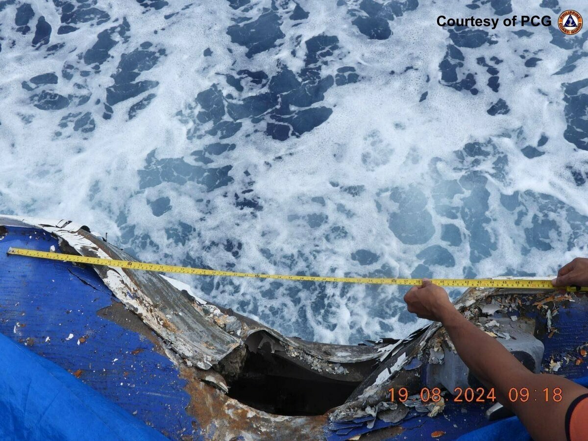 19日中菲南海衝突，菲公布海巡船MRRV-4411遭中國海巡船撞擊出直徑1.1公尺大洞照片。 圖：翻攝「X」@jaytaryela