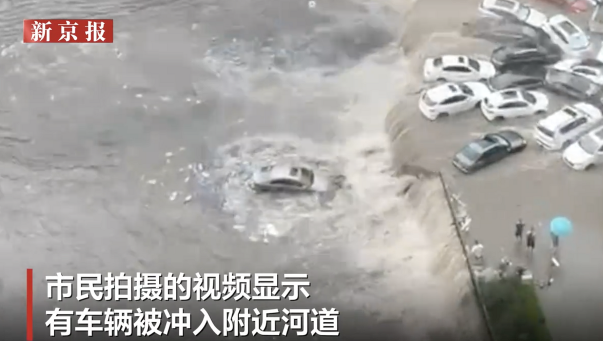 車輛不堪暴雨沖刷，整台遭沖入附近河道之中。 圖 來源 新京報