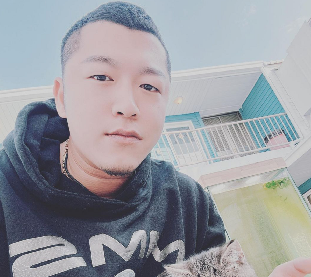 草爺今(19)日透過經紀人發出2點聲明表示夾娃娃機分店收攤跟柯文哲假帳事件「完全沒有任何關聯」。 圖：翻攝自草爺IG