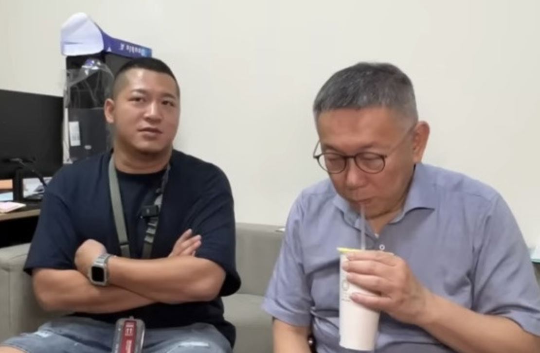 草爺（左）曾和柯文哲合體拍片。 圖：翻攝自草爺YT頻道
