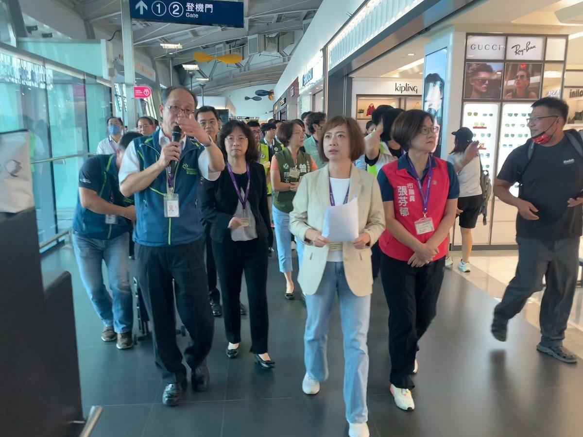 何欣純率多位市議員到台中機場考察相服務設施。 圖：何欣純服務處/提供