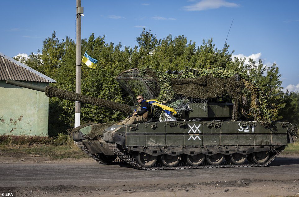 烏軍在庫爾斯克州繳獲 3 輛T- 80BVM obr.2022 坦克。T- 80BVM型的坦克配備最先進的射擊定位系統。 圖 來源 Ｘ＠Lawrenc09874431