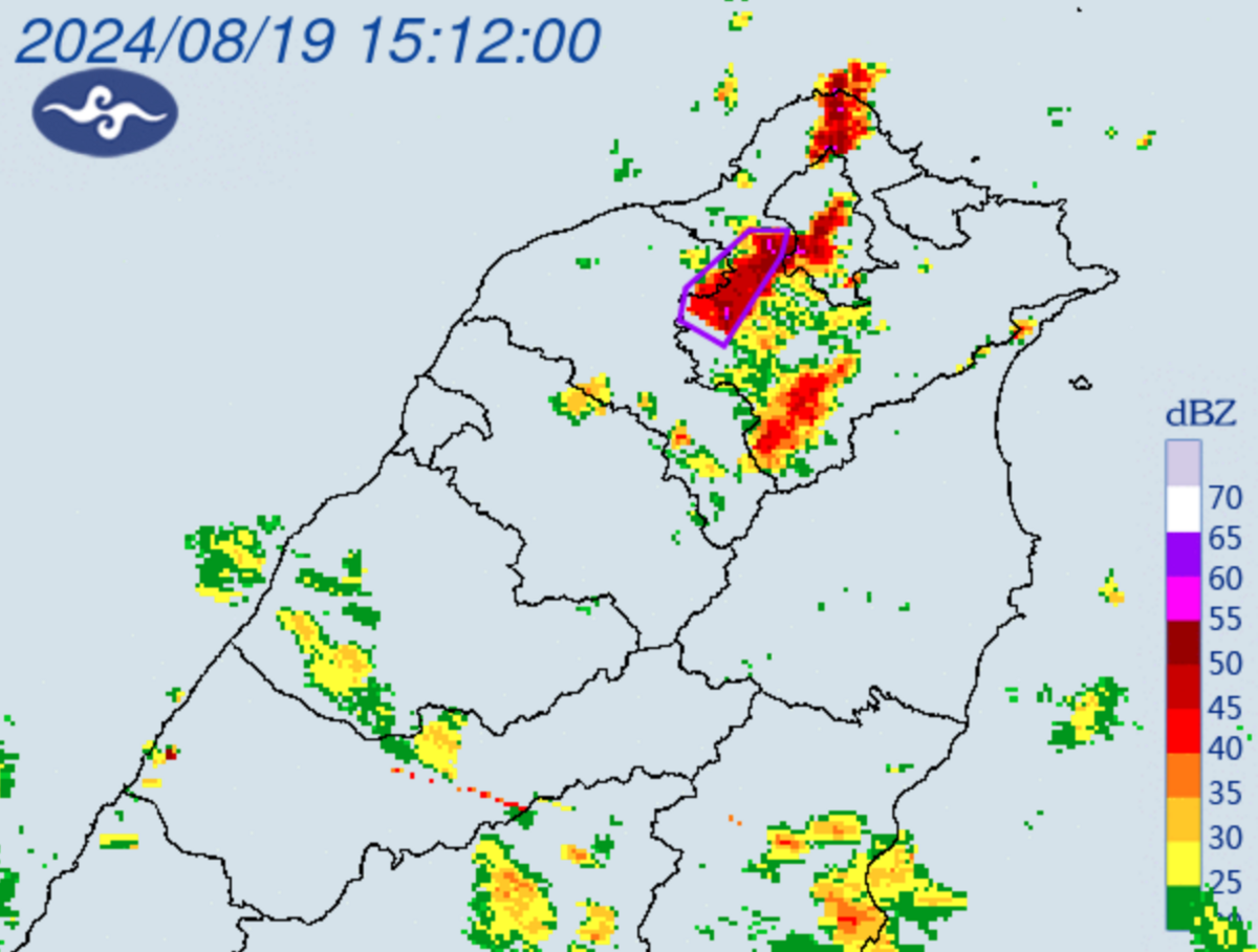 中央氣象署今（19）日下午3時41分針對桃園市、新北市、台北市發布大雷雨即時訊息，持續時間至下午4時45分，請民眾慎防劇烈降雨、雷擊，低窪地區慎防淹水。 圖：翻攝自中央氣象署