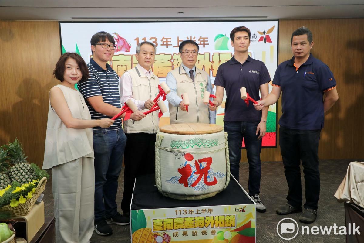 臺南市政府舉辦「113年上半年臺南農產海外拓銷成果發表會」，臺南市長黃偉哲率領眾人仿日本「鏡開」儀式祈福，一同高舉木槌敲擊酒樽，象徵與慶賀今年上半年海外拓銷成果豐碩圓滿，臺南農特產品於國際市場的開拓更加躍升邁進。 圖：黃博郎／攝