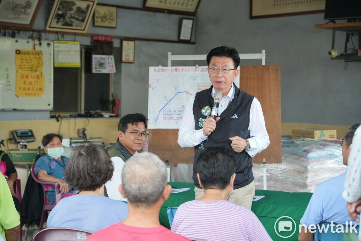立委郭國文針對官田區的自來水管線問題召開會勘，首先就曾文進水廠二期管線工程，他要求必須如期於今年10月完工，預計能額外提供13萬噸水給南科與民生用水。另外，他成功爭取烏山頭至二鎮的管線汰換，將大幅改善官田區供水的穩定與品質。 圖：郭國文服務處提供