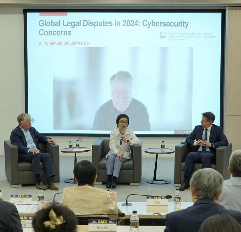 國際通商法律事務所舉辦「2024國際AI資安論壇」聚焦「生成式 AI 之導入與資安 風險管理」。右起Cyrus Vance (Baker McKenzie 紐約所律師，前曼哈頓檢察官) 黃麗蓉律師 (Baker McKenzie 台北所執行合夥律師暨爭端解決律師團隊主席) Ryan Grant (Baker McKenzie 雪梨所律師) 圖：國際通商法律事務所提供