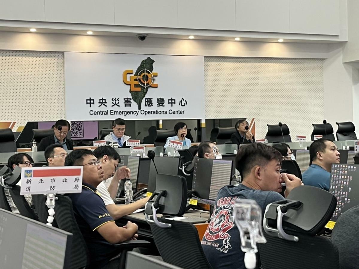 為增進國際人道救援災難搜救能力，內政部長劉世芳主持跨部會專機演練協調，模擬國際人道救援專案包機出勤流程。 圖：內政部提供
