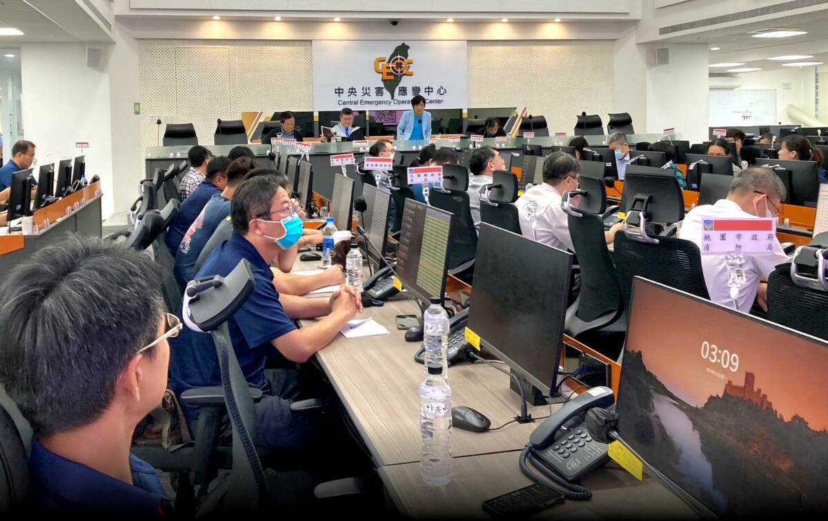 為增進國際人道救援災難搜救能力，內政部長劉世芳主持跨部會專機演練協調，模擬國際人道救援專案包機出勤流程。 圖：內政部提供