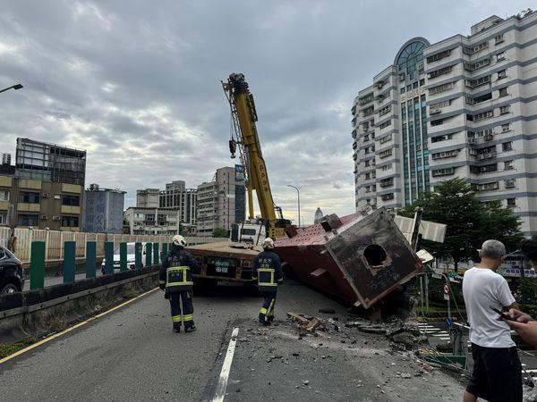 忠孝橋今（20）日一早發生聯結車撞斷護欄的翻車事故。 圖：台北市政府提供