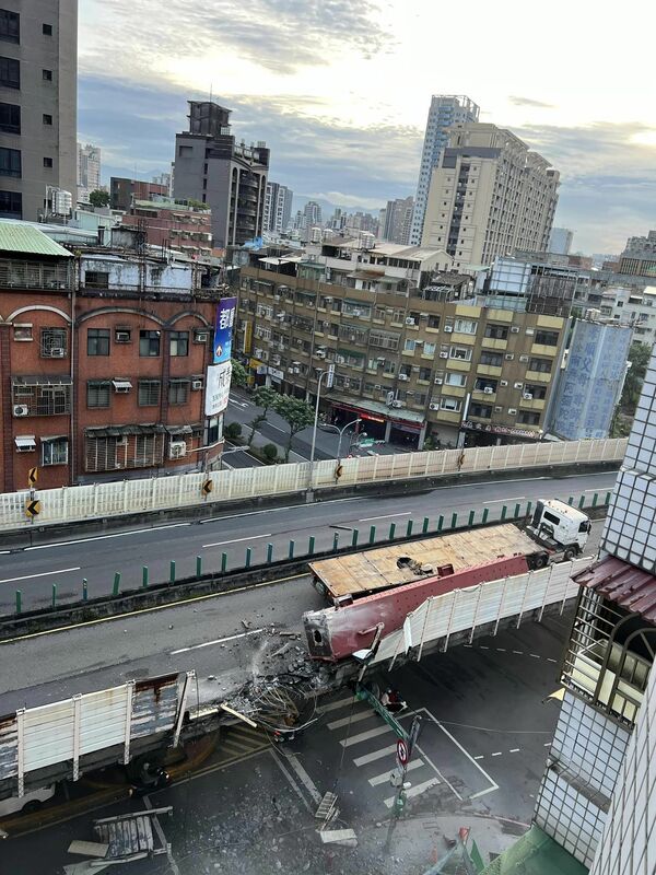 忠孝橋今（20）天一早發生聯結車撞斷護欄的翻車事故。 圖：翻攝爆料公社臉書