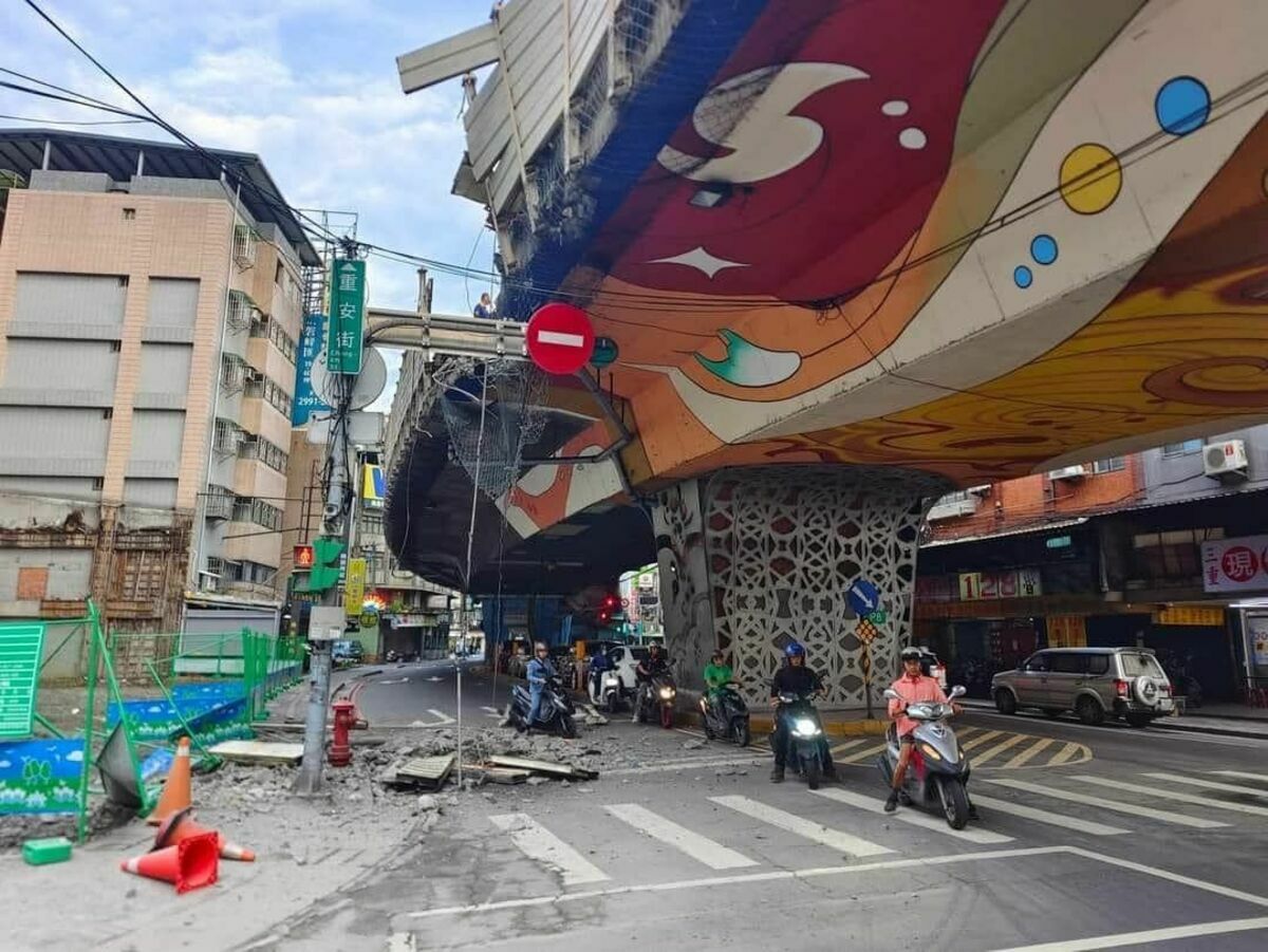 忠孝橋今（20）天一早發生聯結車撞斷護欄的翻車事故。 圖：翻攝爆料公社臉書