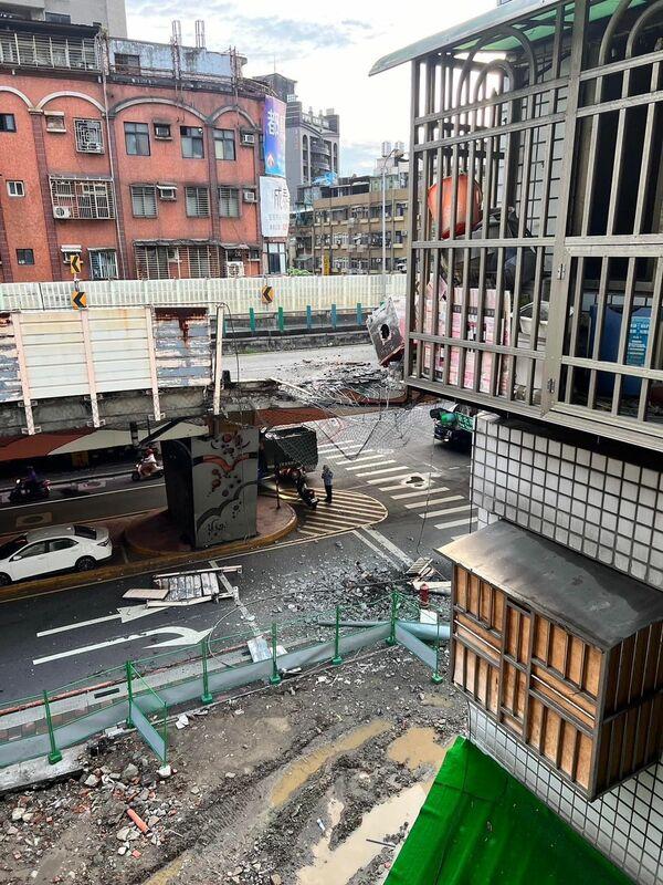 忠孝橋今（20）天一早發生聯結車撞斷護欄的翻車事故。 圖：翻攝記者爆料網