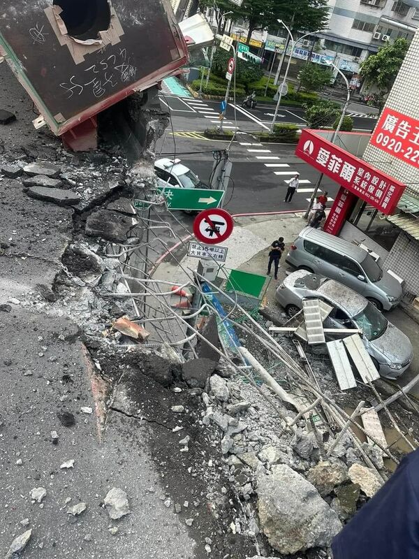 忠孝橋今（20）天一早發生聯結車撞斷護欄的翻車事故。 圖：翻攝爆料公社臉書