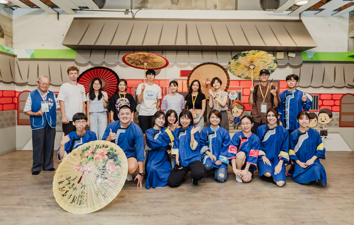 國際夏令營學生走訪美濃地區體驗客家文化。 圖：高雄市行國處/提供